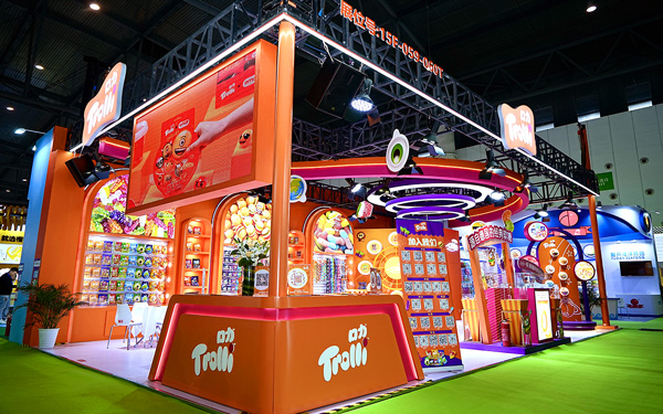 在糖酒会展位布置中，如何运用色彩共鸣吸引顾客？