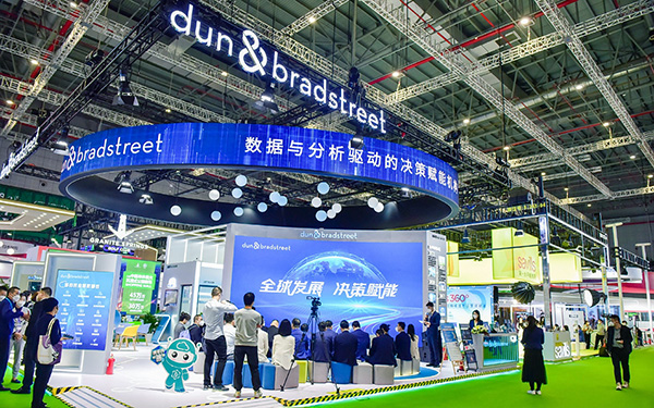 在香港展台搭建服务中，如何快速吸引并留住人流？