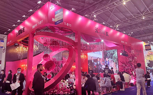 在展览会设计搭建中,如何通过道具增强互动体验?