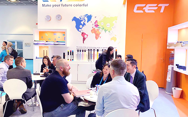 在广交会摊位搭建中,如何用荣誉墙快速建立信任?