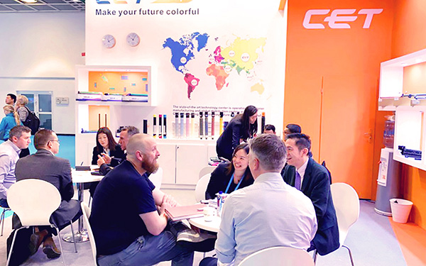 在广交会展位设计中，如何设置样品区来促进咨询？